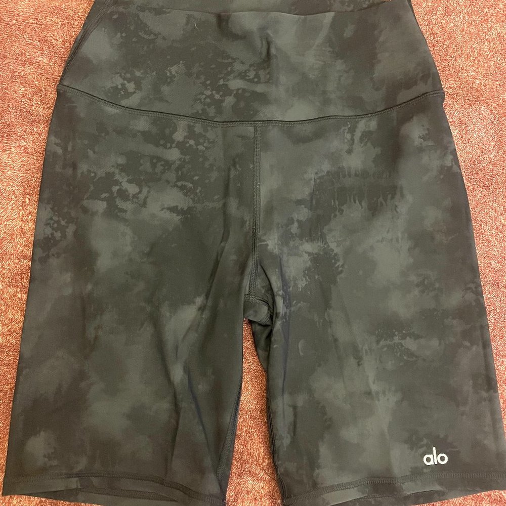 ALO yoga womens high waist bike shorts in black/grey camo; like new size L
